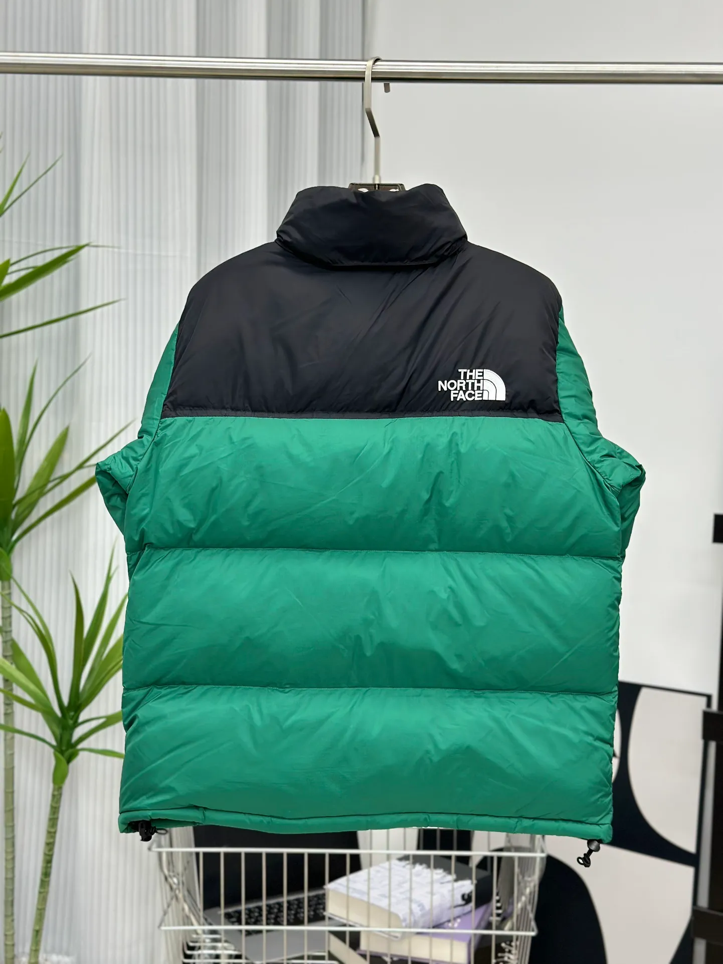 Style No.: Y 73 P250💰 Top 🔝 𝗧𝗵𝗲 𝗡𝗼𝗿𝘁𝗵 𝗙𝗮𝗰𝗲/𝟭𝟵𝟵𝟲 North Face Down Jacket [Dark Green] Size: XS S M L XL XXL